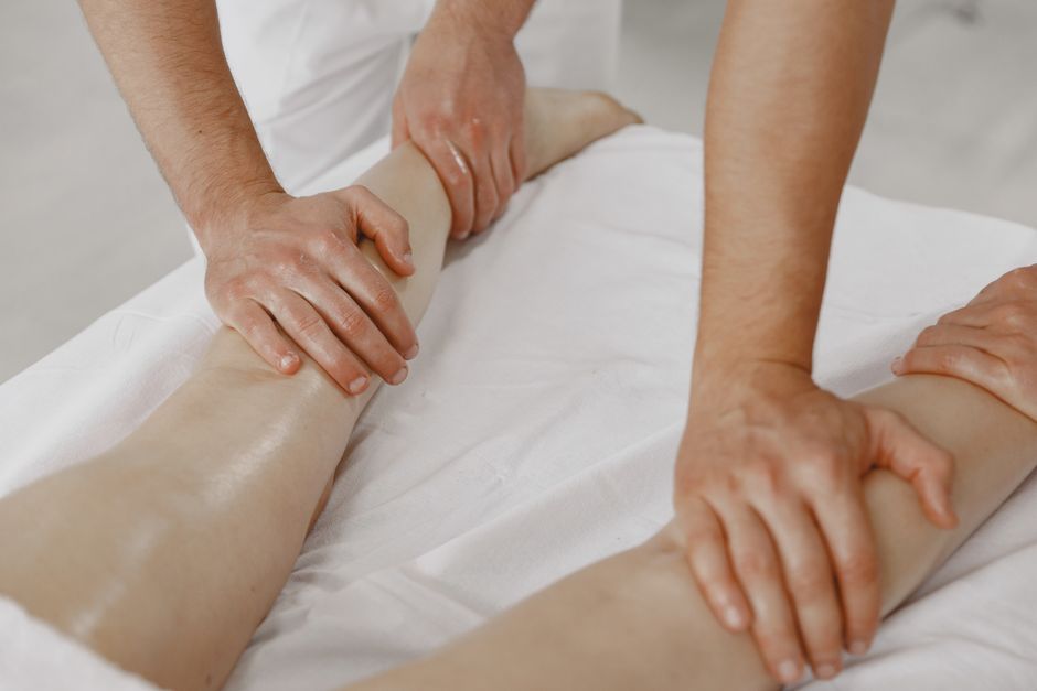 Sportska masaža nogu u salonu Relaxa